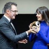 Dakota Johnson a reçu jeudi soir le "Golden Eye Award » des mains du directeur du ZFF, Christian Jungen. KEYSTONE/AP/Andreas Becker